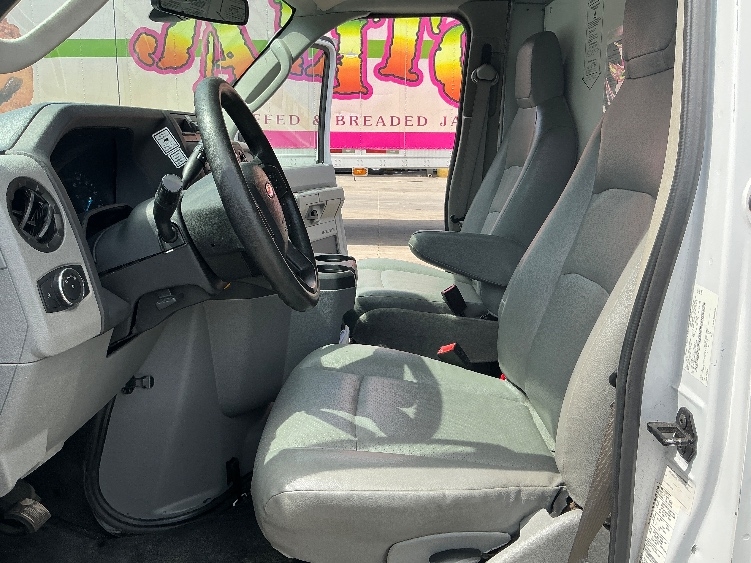 Used 2022 Ford E-350 - photo 21