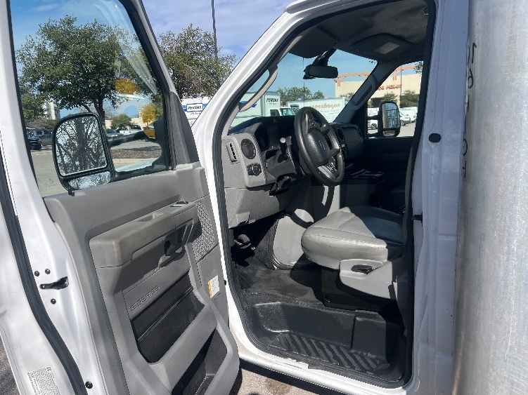 Used 2022 Ford E-350 - photo 18