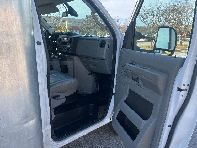 Used 2022 Ford E-350 - photo 22