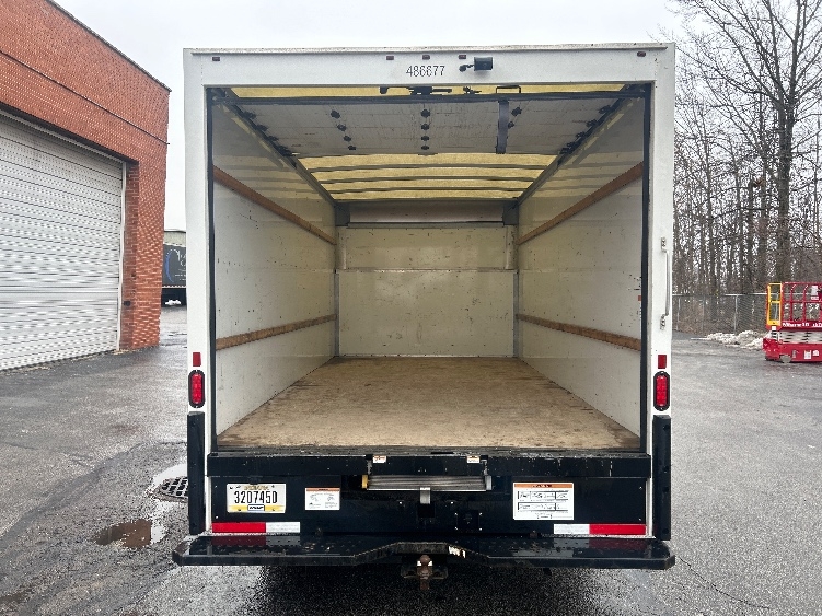 Used 2022 Ford E-350 - photo 9