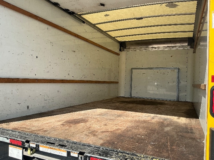 Used 2022 Ford E-350 - photo 13