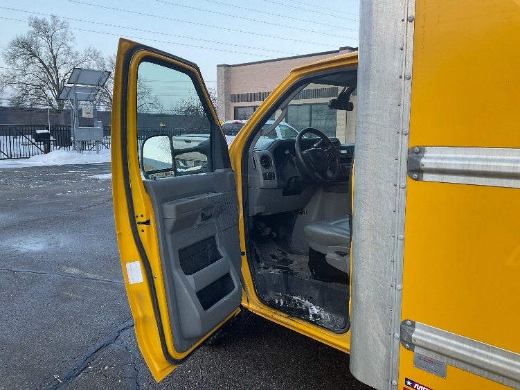 Used 2022 Ford E-350 - photo 18