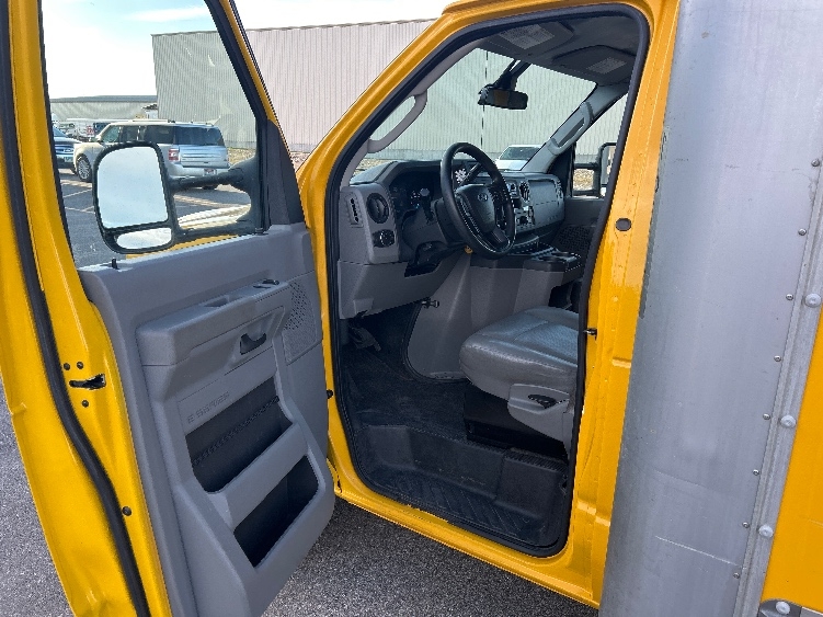 Used 2022 Ford E-350 - photo 18