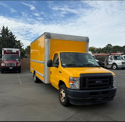 Used 2022 Ford E-350 - photo 1