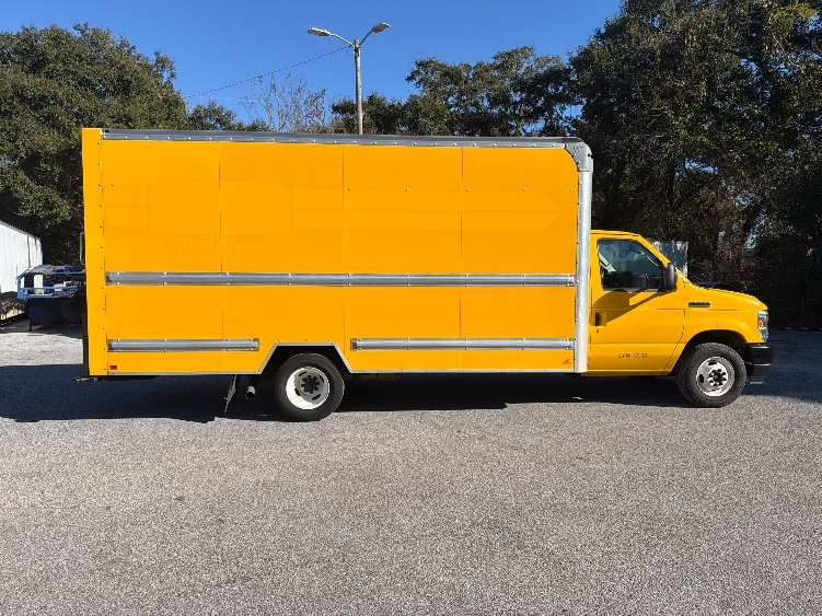 Used 2022 Ford E-350 - photo 17