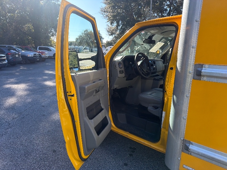 Used 2022 Ford E-350 - photo 18