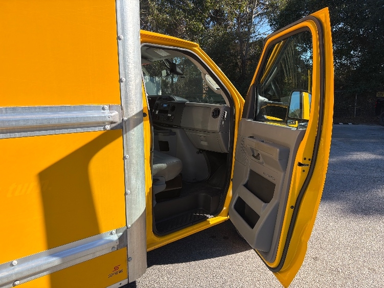 Used 2022 Ford E-350 - photo 22