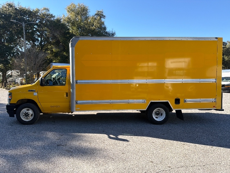 Used 2022 Ford E-350 - photo 6