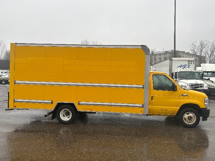 Used 2022 Ford E-350 - photo 17