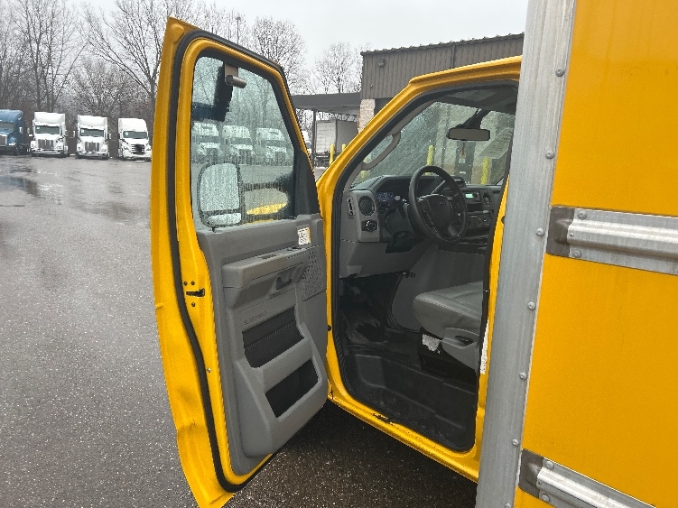 Used 2022 Ford E-350 - photo 18