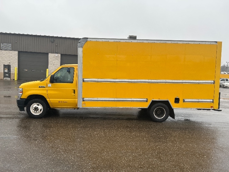 Used 2022 Ford E-350 - photo 6