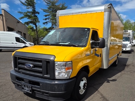 Used 2022 Ford E-350 - photo 1