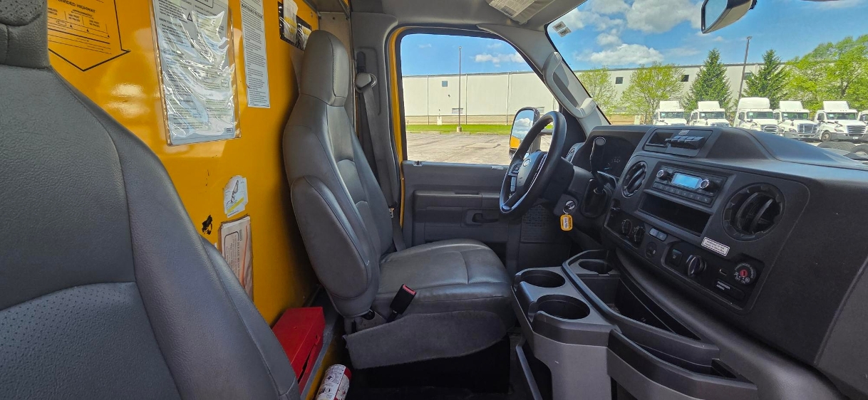 Used 2022 Ford E-350 - photo 17
