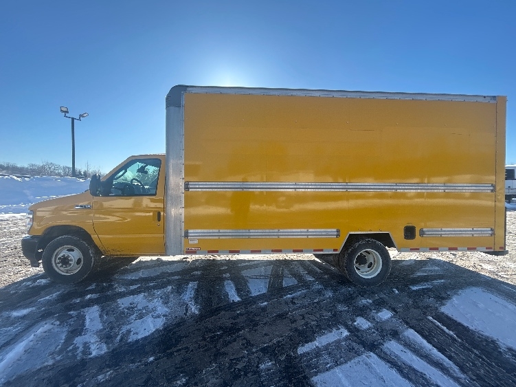 Used 2022 Ford E-350 - photo 6