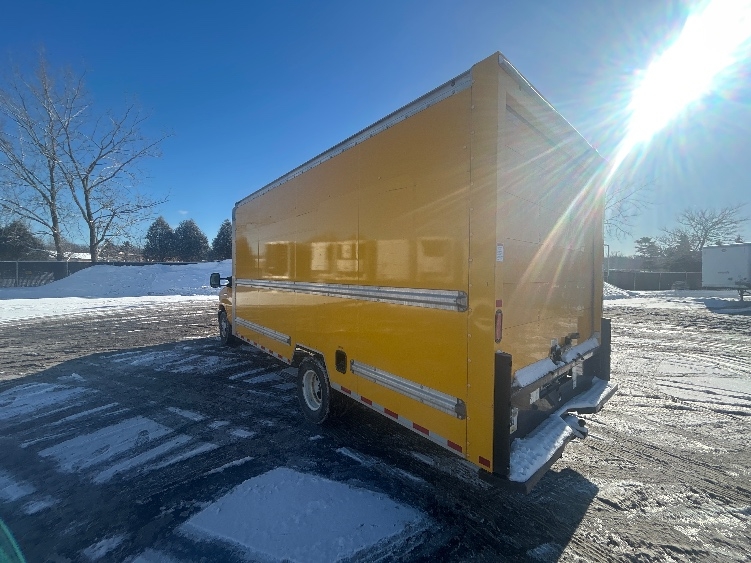 Used 2022 Ford E-350 - photo 8