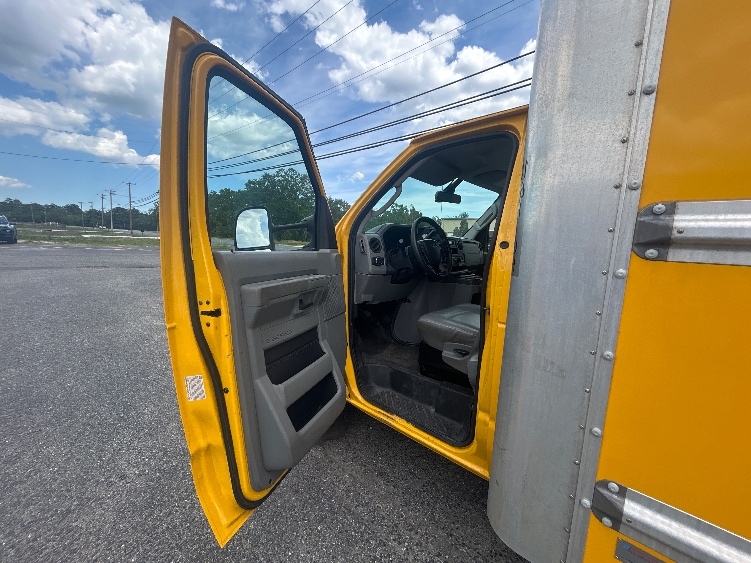 Used 2022 Ford E-350 - photo 17