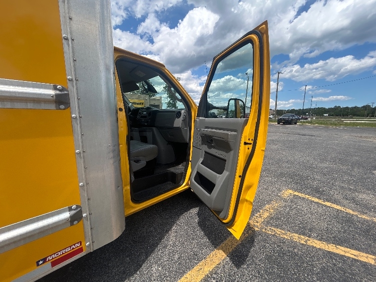 Used 2022 Ford E-350 - photo 21
