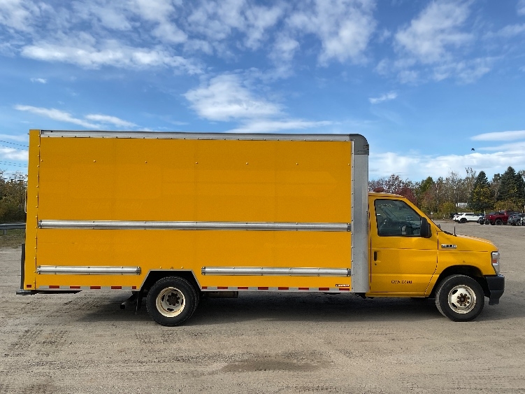 Used 2022 Ford E-350 - photo 17