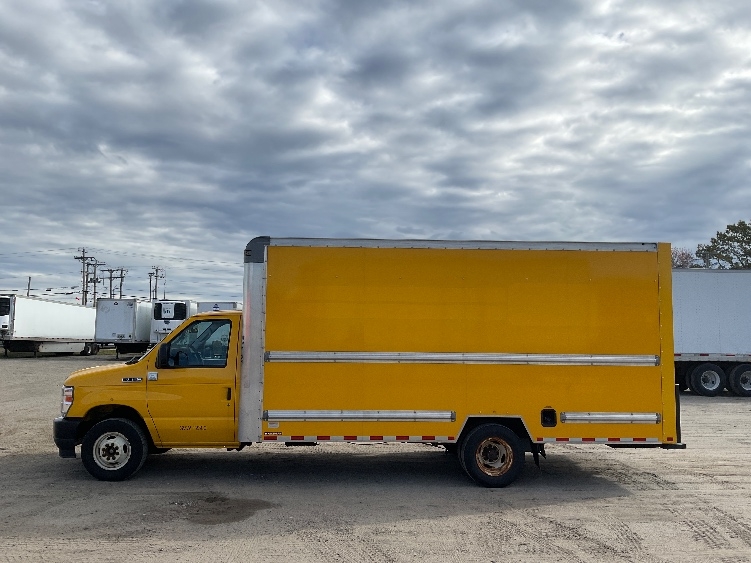Used 2022 Ford E-350 - photo 6