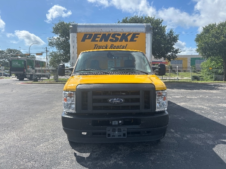 Used 2022 Ford E-350 - photo 2