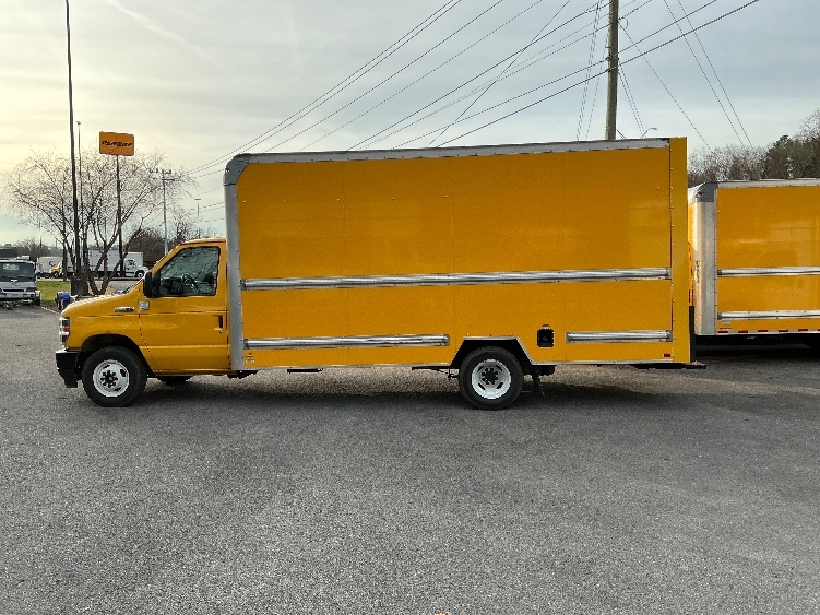 Used 2022 Ford E-350 - photo 6