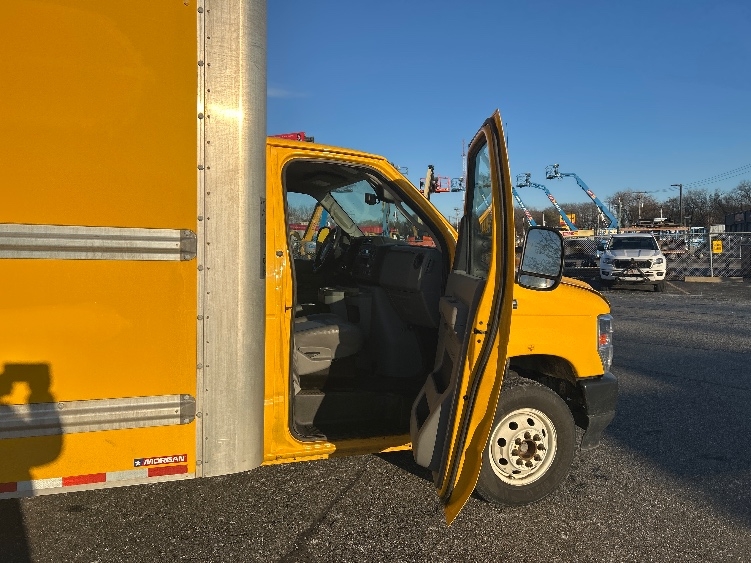 Used 2022 Ford E-350 - photo 22