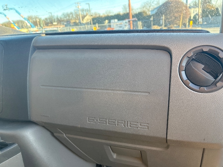 Used 2022 Ford E-350 - photo 23