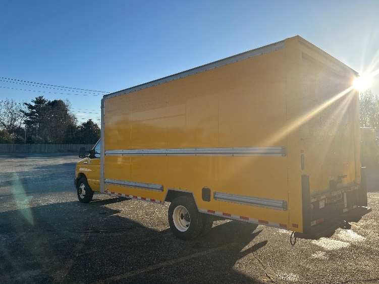 Used 2022 Ford E-350 - photo 8