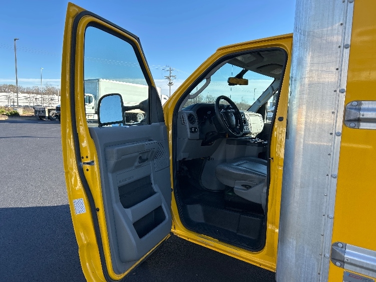 Used 2022 Ford E-350 - photo 18