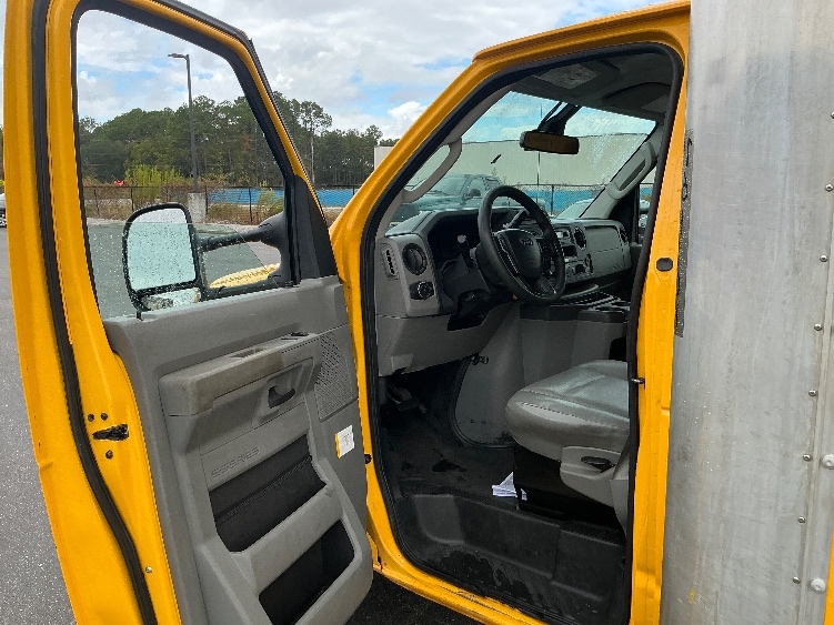 Used 2022 Ford E-350 - photo 18