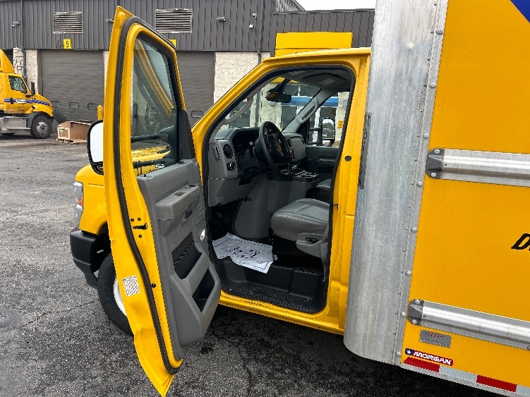 Used 2022 Ford E-350 - photo 16