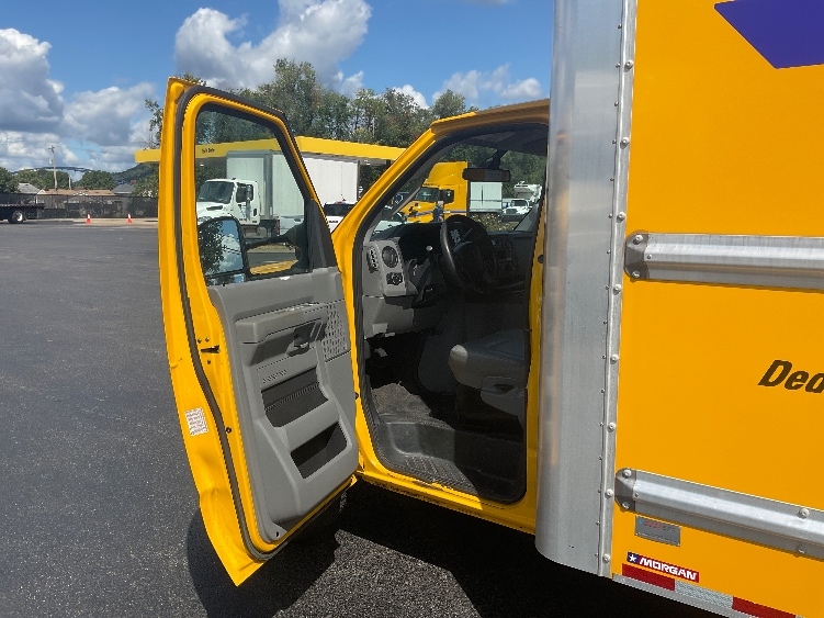 Used 2022 Ford E-350 - photo 18