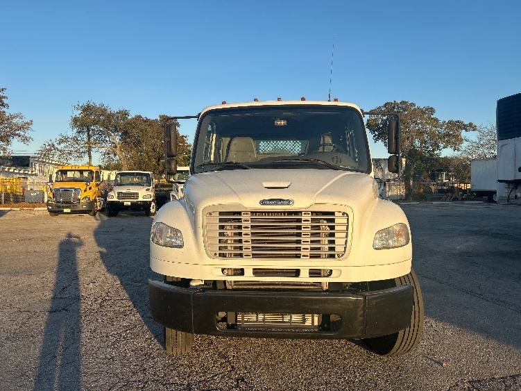 Used 2018 Freightliner M2 106 - photo 2