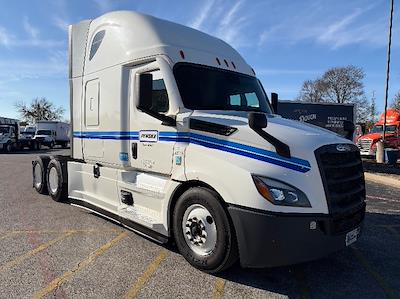 Used 2023 Freightliner Cascadia - photo 1