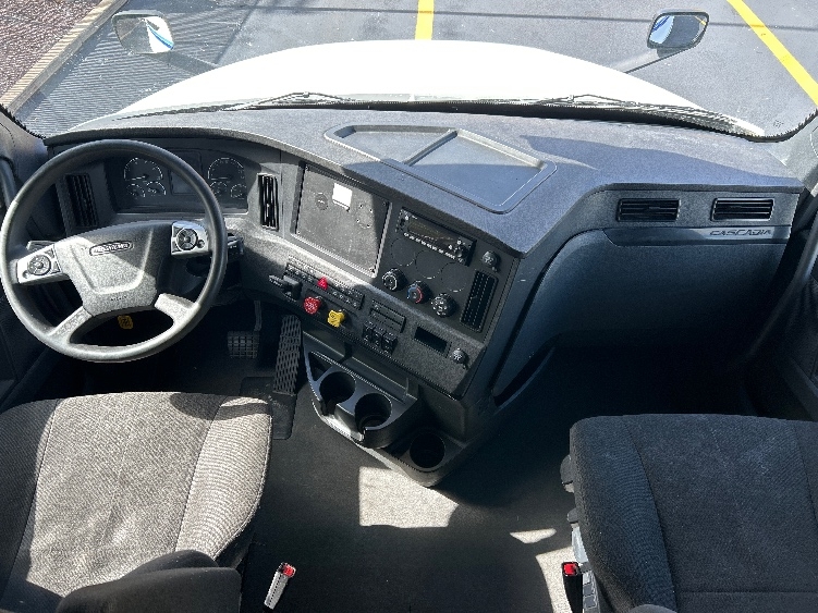 Used 2023 Freightliner Cascadia - photo 14