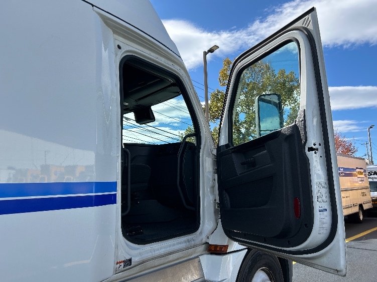 Used 2023 Freightliner Cascadia - photo 15