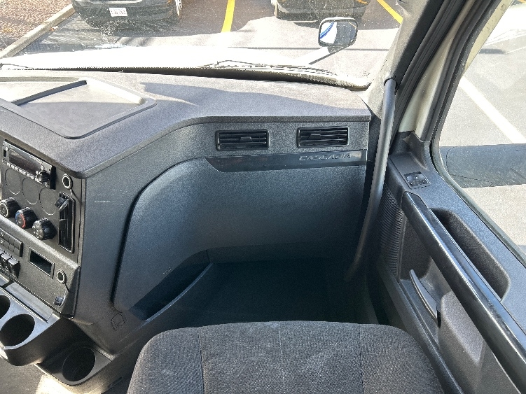 Used 2023 Freightliner Cascadia - photo 16