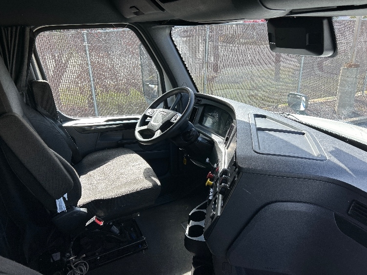 Used 2023 Freightliner Cascadia - photo 17