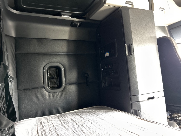 Used 2023 Freightliner Cascadia - photo 20