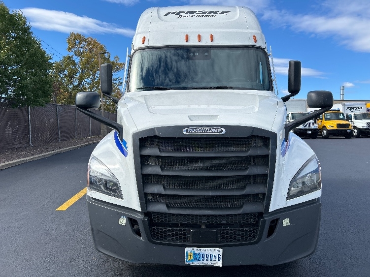 Used 2023 Freightliner Cascadia - photo 2