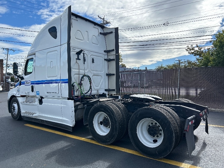 Used 2023 Freightliner Cascadia - photo 7