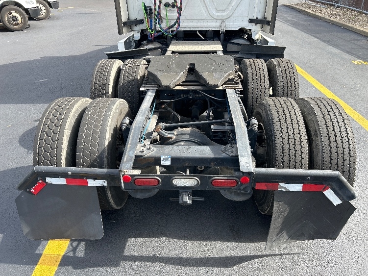 Used 2023 Freightliner Cascadia - photo 8