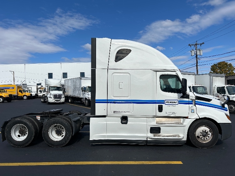 Used 2023 Freightliner Cascadia - photo 10