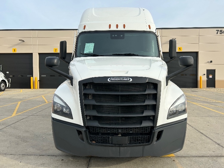 Used 2023 Freightliner Cascadia - photo 2