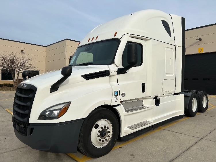 Used 2023 Freightliner Cascadia - photo 5