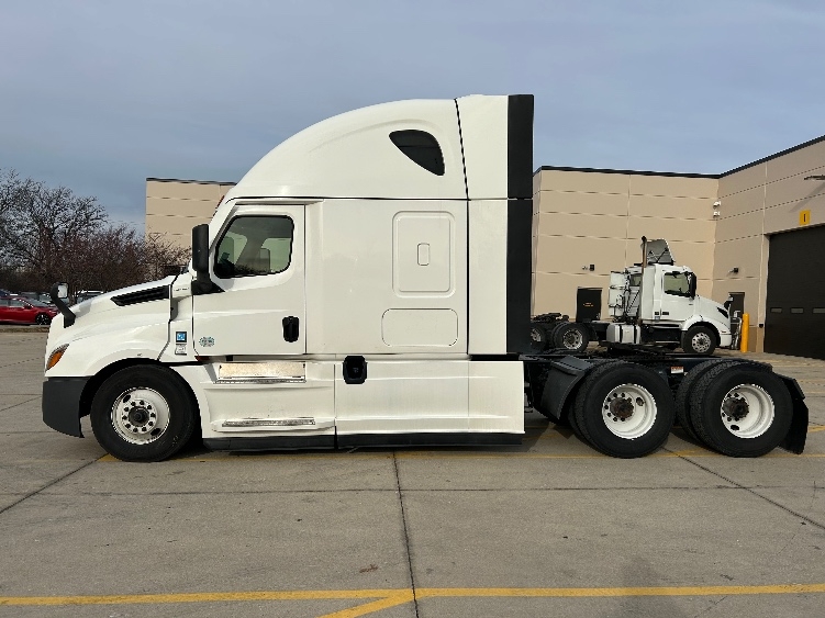 Used 2023 Freightliner Cascadia - photo 6