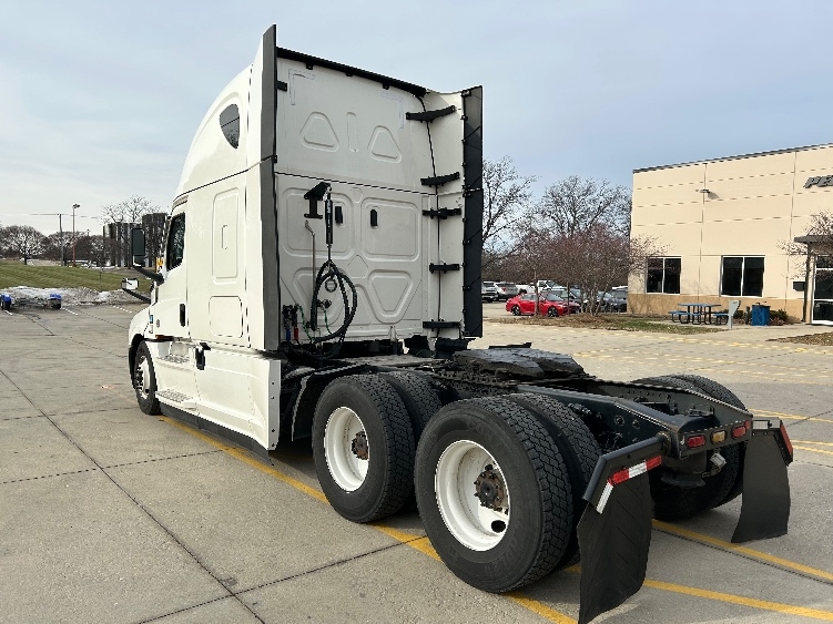 Used 2023 Freightliner Cascadia - photo 7