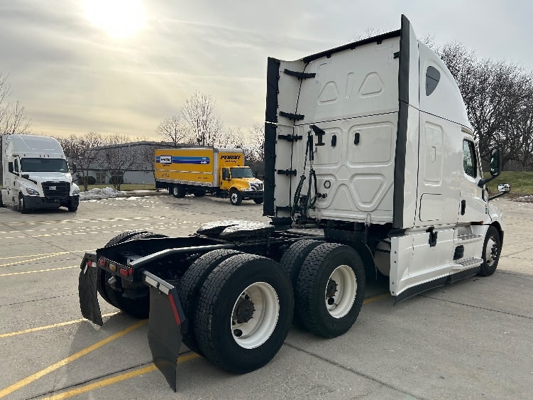 Used 2023 Freightliner Cascadia - photo 9