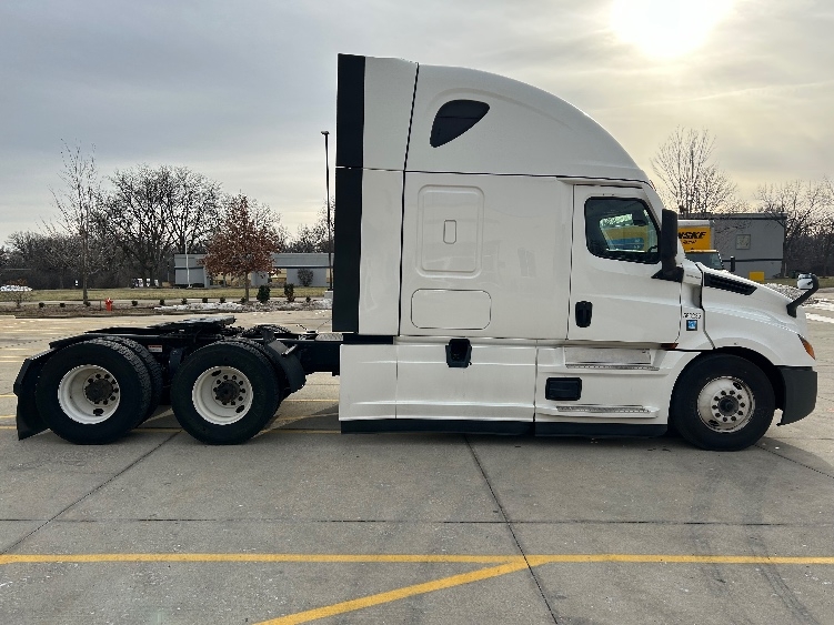 Used 2023 Freightliner Cascadia - photo 10
