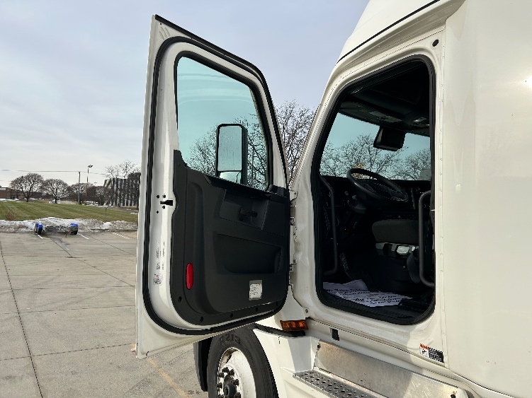 Used 2023 Freightliner Cascadia - photo 11